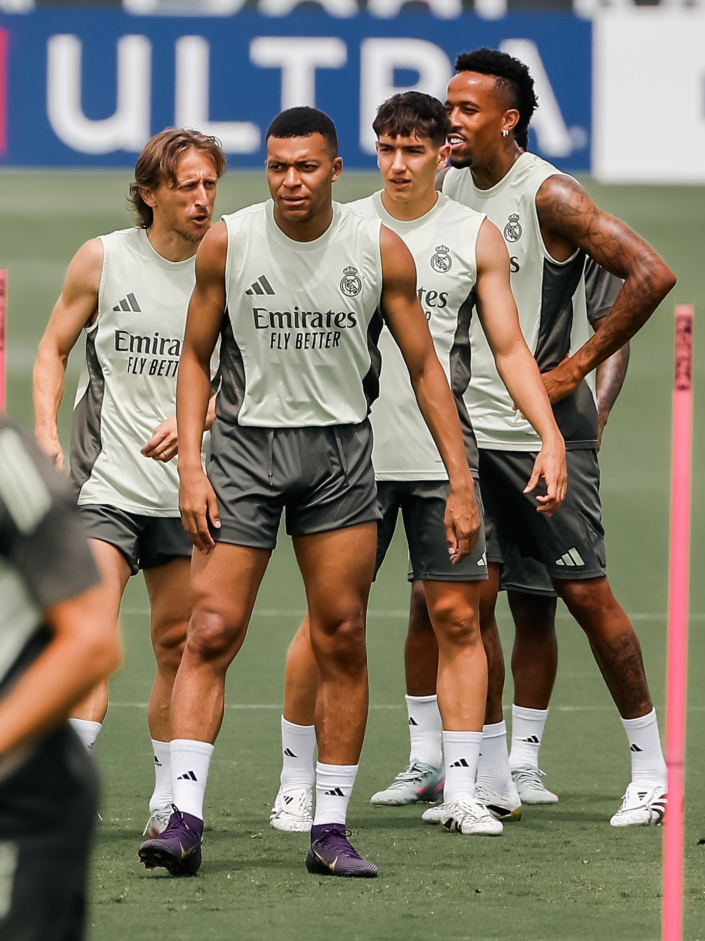 包含姆巴佩连续三场比赛得分超过险胜字母哥新星赛况扑朔迷离表现惊艳，媒体一致点评：埃因霍温今晚防线松动的词条